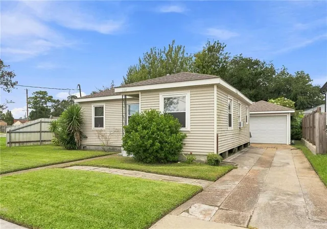 Photo 3 of Single family home for sale at 1504 Center St, Arabi, LA 70032 | MLS# 2569835 | Listing updated on 2026-10-04