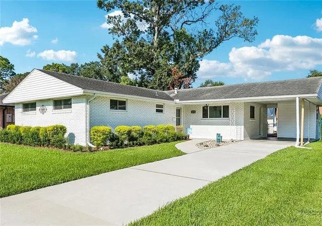 Photo 1 of Single family home for sale at 724 Beverly Garden Dr, Metairie, LA 70002 | MLS# 2570831 | Listing updated on 2026-09-15