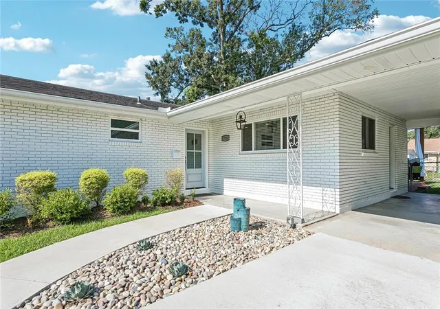 Photo 2 of Single family home for sale at 724 Beverly Garden Dr, Metairie, LA 70002 | MLS# 2570831 | Listing updated on 2026-09-15
