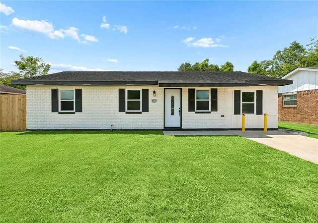Photo 3 of Single family home for sale at 5813 Segnette Dr, Marrero, LA 70072 | MLS# 2570769 | Listing updated on 2026-09-29