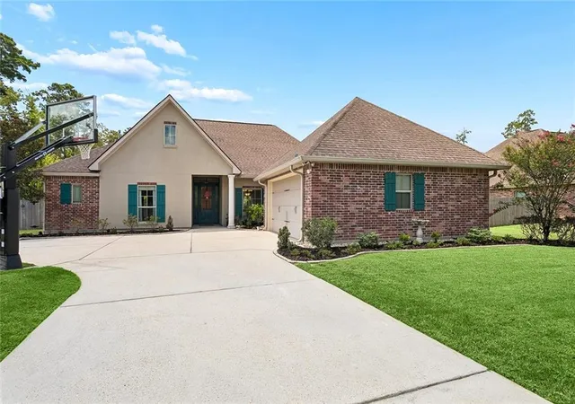 Photo 1 of Single family home for sale at 512 English Oak Dr, Madisonville, LA 70447 | MLS# 2571133 | Listing updated on 2026-09-17