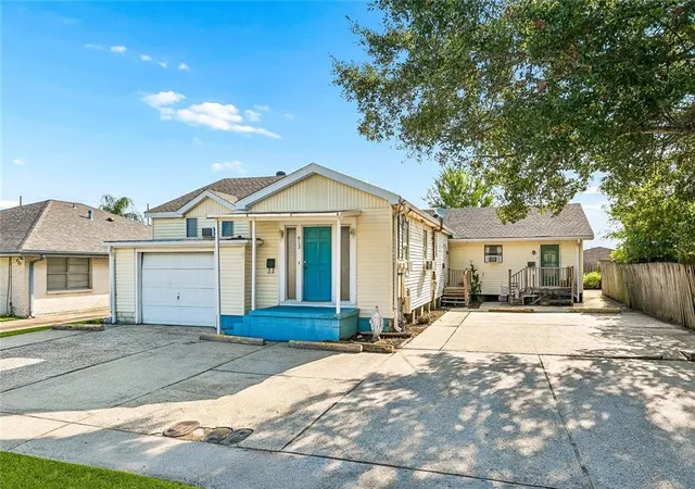 Photo 2 of Multi family home for sale at 613 Oak Ave, Harahan, LA 70123 | MLS# 2571332 | Listing updated on 2026-09-03
