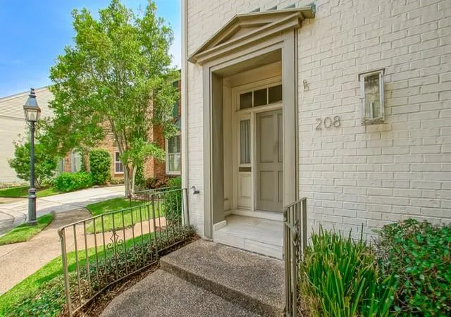 Photo 3 of Townhouse for sale at 208 Rue St Peter St, Metairie, LA 70005 | MLS# 2568106 | Listing updated on 2026-10-05