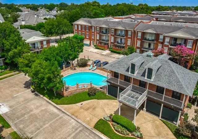 Photo 3 of Townhouse for sale at 208 Rue St Peter St, Metairie, LA 70005 | MLS# 2568106 | Listing updated on 2026-10-05