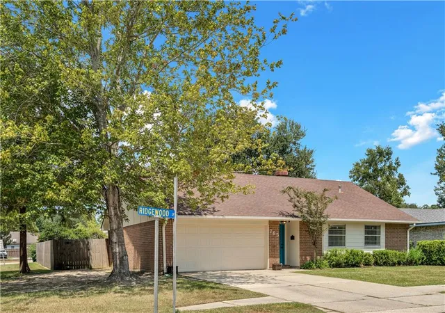 Photo 2 of Sale Pending at 765 Ridgewood Dr, Mandeville, LA 70471 | MLS# 2571653 | Listing updated on 2026-09-09
