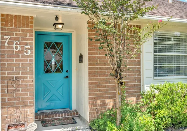 Photo 3 of Sale Pending at 765 Ridgewood Dr, Mandeville, LA 70471 | MLS# 2571653 | Listing updated on 2026-09-09