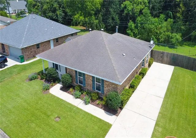 Photo 2 of Single family home for sale at 132 Belle Grv Dr, La Place, LA 70068 | MLS# 2571725 | Listing updated on 2026-09-04