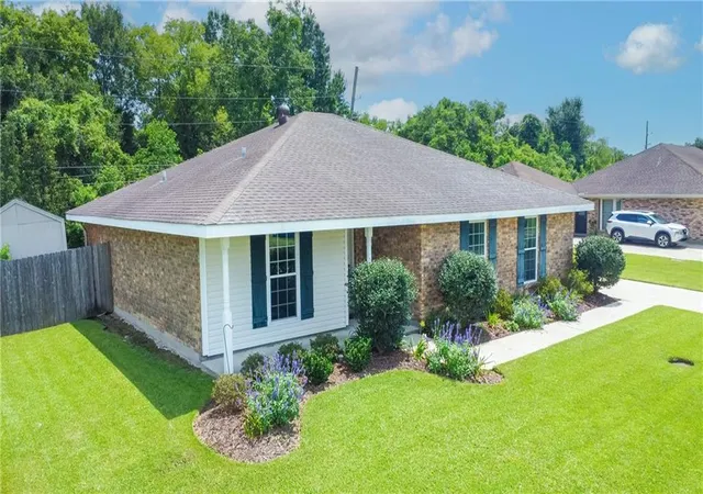 Photo 3 of Single family home for sale at 132 Belle Grv Dr, La Place, LA 70068 | MLS# 2571725 | Listing updated on 2026-09-04