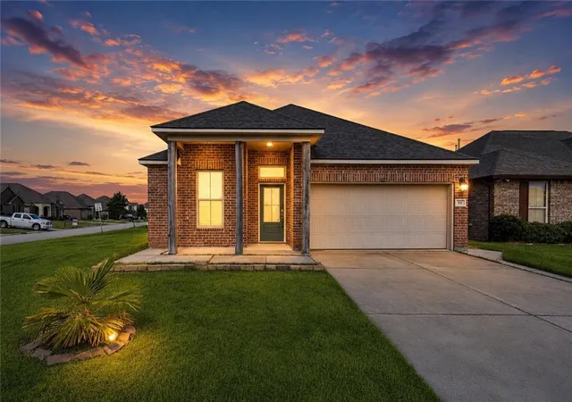 Photo 1 of Single family home for sale at 101 E Lake Ct, Slidell, LA 70461 | MLS# 2570629 | Listing updated on 2026-08-31