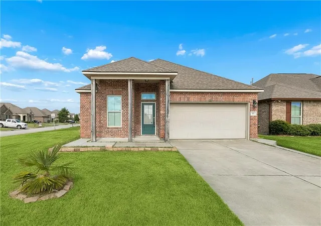Photo 2 of Single family home for sale at 101 E Lake Ct, Slidell, LA 70461 | MLS# 2570629 | Listing updated on 2026-08-31