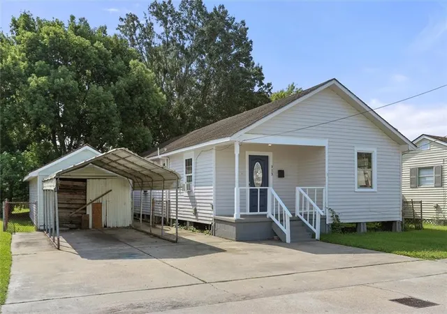Photo 2 of Single family home for sale at 913 West Dr, Westwego, LA 70094 | MLS# 2571753 | Listing updated on 2026-09-11