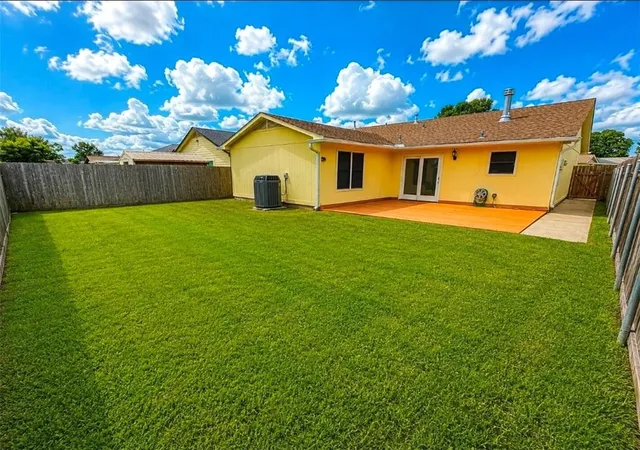 Photo 3 of Single family home for sale at 2720 Carlisle Dr S, Gretna, LA 70056 | MLS# 2571637 | Listing updated on 2026-10-07
