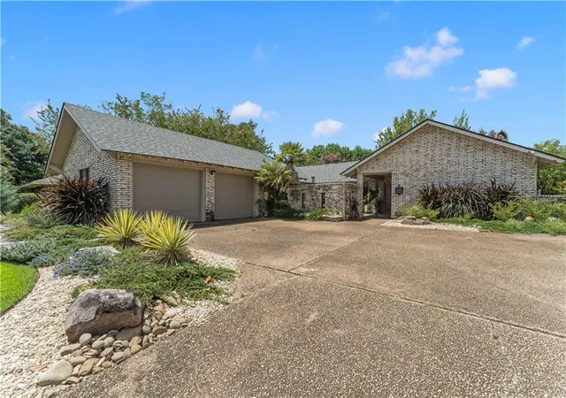 Photo 2 of Single family home for sale at 1398 Oakley Dr, Baton Rouge, LA 70806 | MLS# 2572212 | Listing updated on 2026-09-16