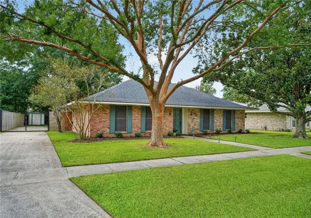 Photo 2 of Single family home for sale at 932 Daventry Dr, Baton Rouge, LA 70808 | MLS# 2571721 | Listing updated on 2026-09-13