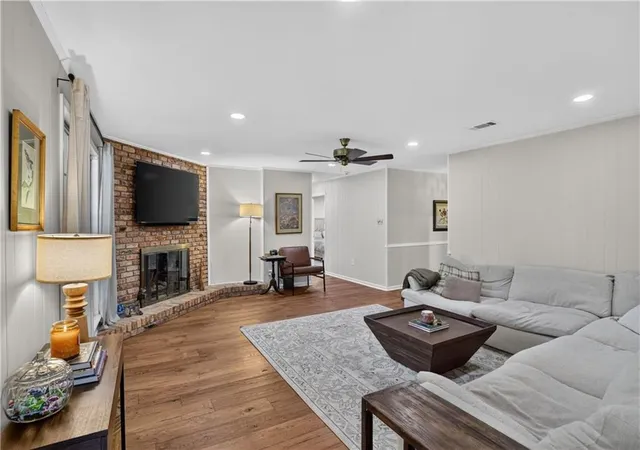 Photo 4 of Single family home for sale at 932 Daventry Dr, Baton Rouge, LA 70808 | MLS# 2571721 | Listing updated on 2026-09-30