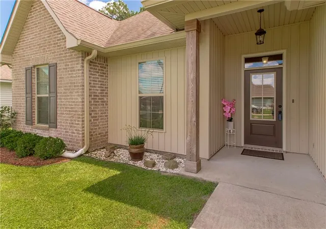 Photo 2 of Single family home for sale at 42092 Dothan Pl, Ponchatoula, LA 70454 | MLS# 2571427 | Listing updated on 2026-10-06