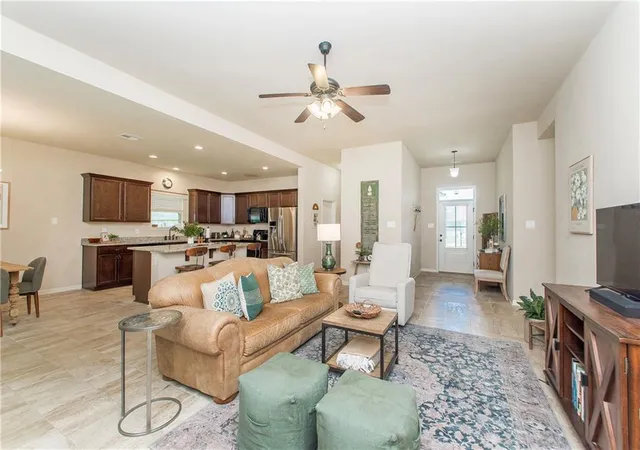 Photo 3 of Single family home for sale at 42092 Dothan Pl, Ponchatoula, LA 70454 | MLS# 2571427 | Listing updated on 2026-10-06