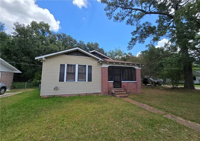 Photo 2 of Single family home for sale at 200 N Carter Sq, Hammond, LA 70401 | MLS# 2572751 | Listing updated on 2026-09-22