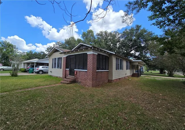 Photo 3 of Single family home for sale at 200 N Carter Sq, Hammond, LA 70401 | MLS# 2572751 | Listing updated on 2026-09-22