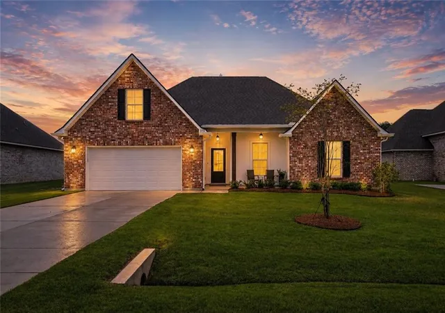 Photo 3 of Single family home for sale at 1174 Barrington Dr, Covington, LA 70435 | MLS# 2572675 | Listing updated on 2026-09-09