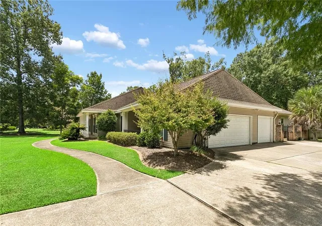 Photo 2 of Single family home for sale at 126 Tchefuncte Parc Dr, Madisonville, LA 70447 | MLS# 2572282 | Listing updated on 2026-09-02