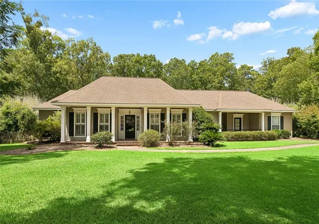 Photo 3 of Single family home for sale at 126 Tchefuncte Parc Dr, Madisonville, LA 70447 | MLS# 2572282 | Listing updated on 2026-09-02