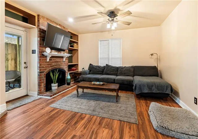 Photo 2 of Townhouse for sale at 817 Cleary Ave, Metairie, LA 70001 | MLS# 2572821 | Listing updated on 2026-09-27