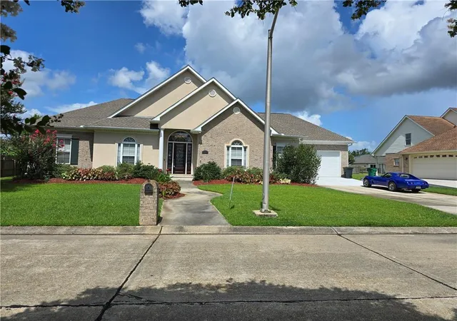 Photo 2 of Single family home for sale at 3812 Lake Winnipeg Dr, Harvey, LA 70058 | MLS# 2573376 | Listing updated on 2026-10-07