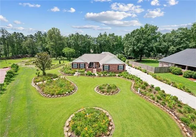 Photo 1 of Single family home for sale at 18382 Wisteria Dr, Ponchatoula, LA 70454 | MLS# 2573424 | Listing updated on 2026-09-18
