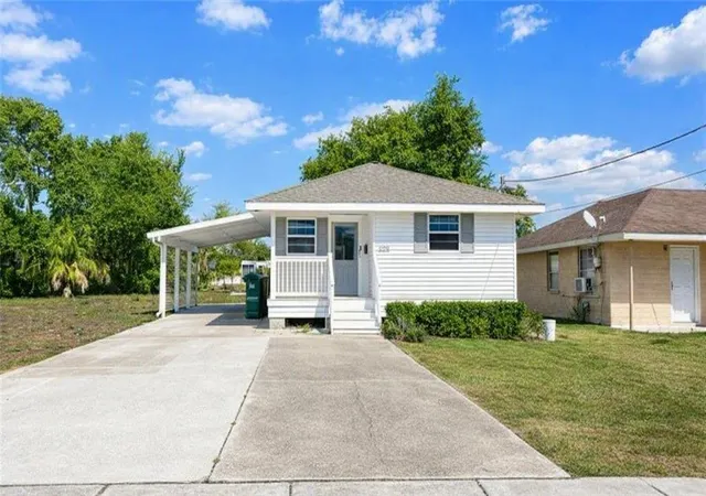 Photo 1 of Single family home for sale at 2215 Newton St, Gretna, LA 70053 | MLS# 2573469 | Listing updated on 2026-10-03