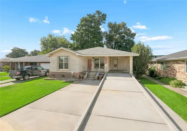 Photo 2 of Single family home for sale at 4740 Newlands St, Metairie, LA 70006 | MLS# 2573460 | Listing updated on 2026-08-30
