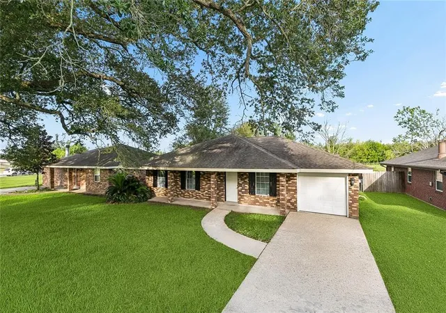 Photo 1 of Single family home for sale at 402 Barton Ave, Luling, LA 70070 | MLS# 2573577 | Listing updated on 2026-09-09