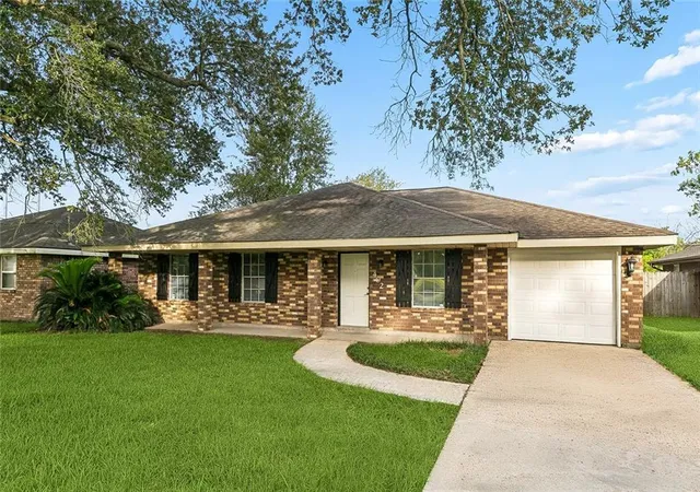 Photo 2 of Single family home for sale at 402 Barton Ave, Luling, LA 70070 | MLS# 2573577 | Listing updated on 2026-09-09
