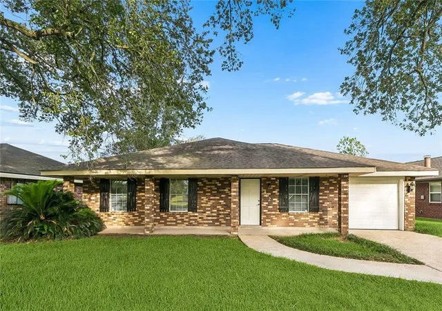 Photo 3 of Single family home for sale at 402 Barton Ave, Luling, LA 70070 | MLS# 2573577 | Listing updated on 2026-09-09