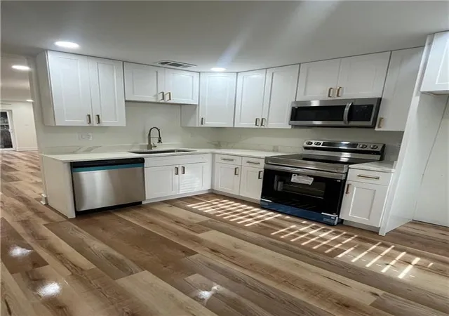 Listing Photo 5 - Condo for sale in building located at 6200 Riverside Dr, Metairie, LA 70003 - Unit #413