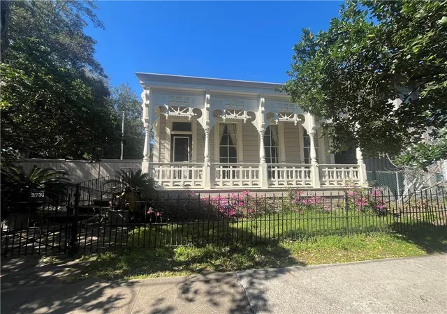 Single family home for sale at 2731 Chestnut St, New Orleans, LA 70130 | MLS# 2574966