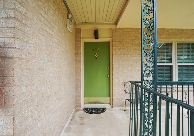 Photo 3 of Condo for sale at 2732 Whitney Pl #201, Metairie, LA 70002 | MLS# 2574604 | Listing updated on 2026-10-07
