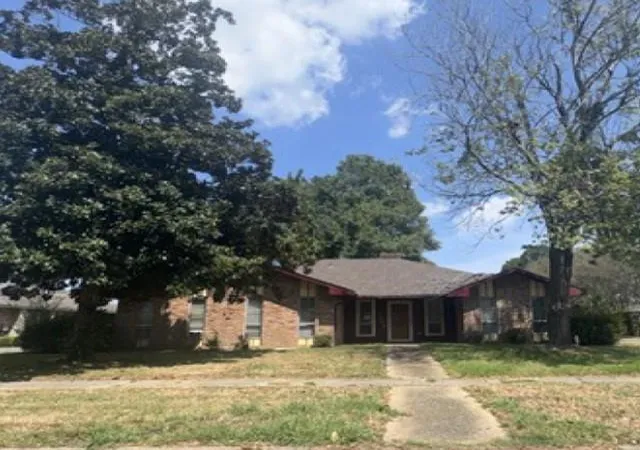 Photo 1 of Sale Pending at 2309 Stonewood Dr, Baton Rouge, LA 70816 | MLS# 2575018 | Listing updated on 2026-09-09