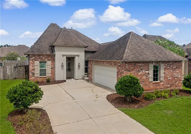 Photo 2 of Single family home for sale at 1233 Deer Park Ct, Madisonville, LA 70447 | MLS# 2567768 | Listing updated on 2026-09-12
