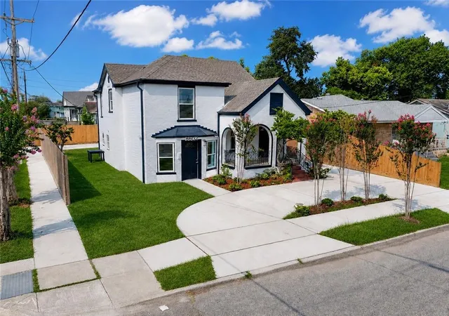 Photo 2 of Single family home for sale at 8602 Palm St, New Orleans, LA 70118 | MLS# 2574636 | Listing updated on 2026-09-28