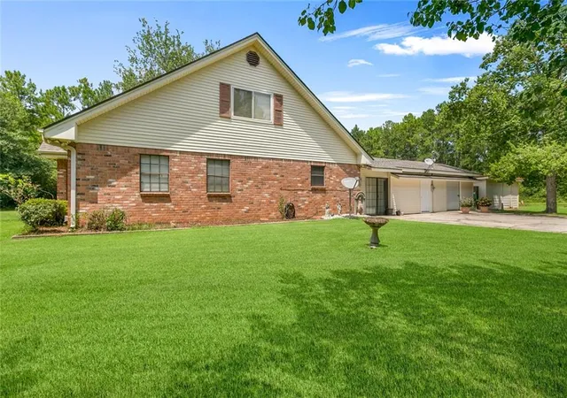 Photo 3 of Single family home for sale at 65398 Maple St, Mandeville, LA 70448 | MLS# 2575270 | Listing updated on 2026-09-22