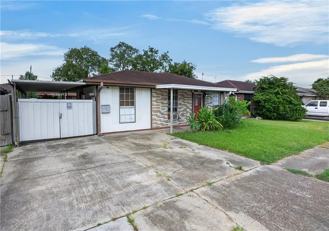 Photo 2 of Single family home for sale at 1832 Redwood Dr, Harvey, LA 70058 | MLS# 2575374 | Listing updated on 2026-09-02