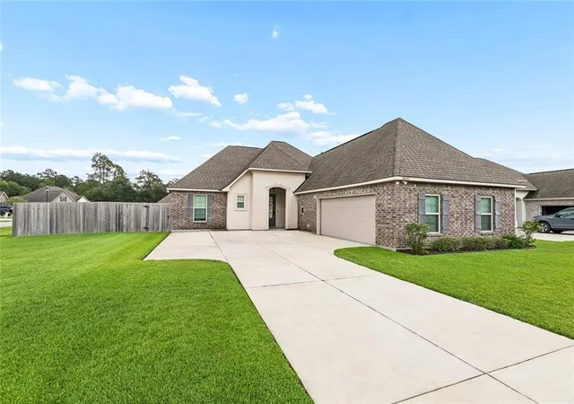 Photo 1 of Single family home for sale at 42470 Salt Grass Dr, Ponchatoula, LA 70454 | MLS# 2574752 | Listing updated on 2026-09-04