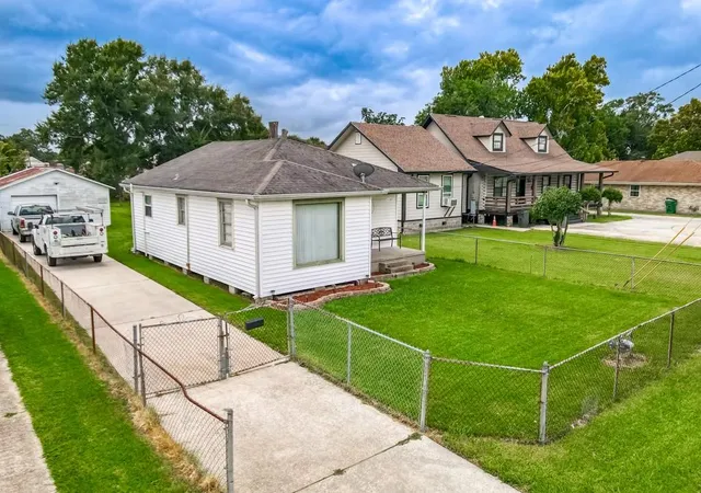 Photo 3 of Single family home for sale at 5301 Belle Terre Rd, Marrero, LA 70072 | MLS# 2575128 | Listing updated on 2026-09-08