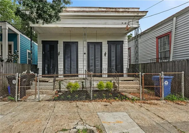Multi family home for sale at 3011 13 Annunciation St, New Orleans, LA 70115 | MLS# 2574388