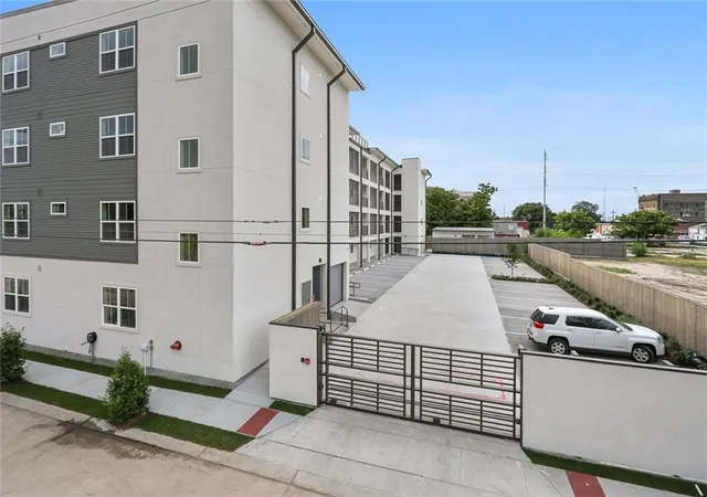Photo 2 of Condo for sale at 2100 Saint Thomas St #303, New Orleans, LA 70130 | MLS# 2574739 | Listing updated on 2026-09-26