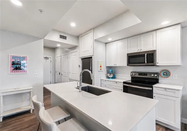 Listing Photo 4 - Condo for sale in building located at 2100 Saint Thomas St, New Orleans, LA 70130 - Unit #303