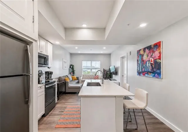 Listing Photo 5 - Condo for sale in building located at 2100 Saint Thomas St, New Orleans, LA 70130 - Unit #303