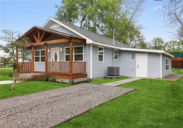 Photo 2 of Single family home for sale at 422 W 26th Avenue, Covington, LA 70433 | MLS# 2575666 | Listing updated on 2026-09-04