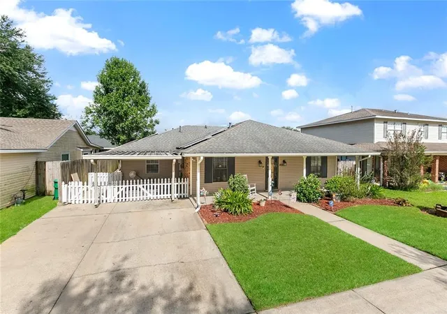 Photo 1 of Single family home for sale at 400 Longwood Dr, Destrehan, LA 70047 | MLS# 2575711 | Listing updated on 2026-10-02
